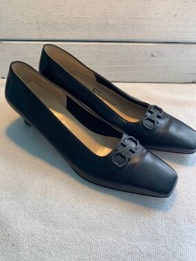 Vintage Salvatore Ferragamo Boutique Italy Black Leather Pumps Designer Heels 7B